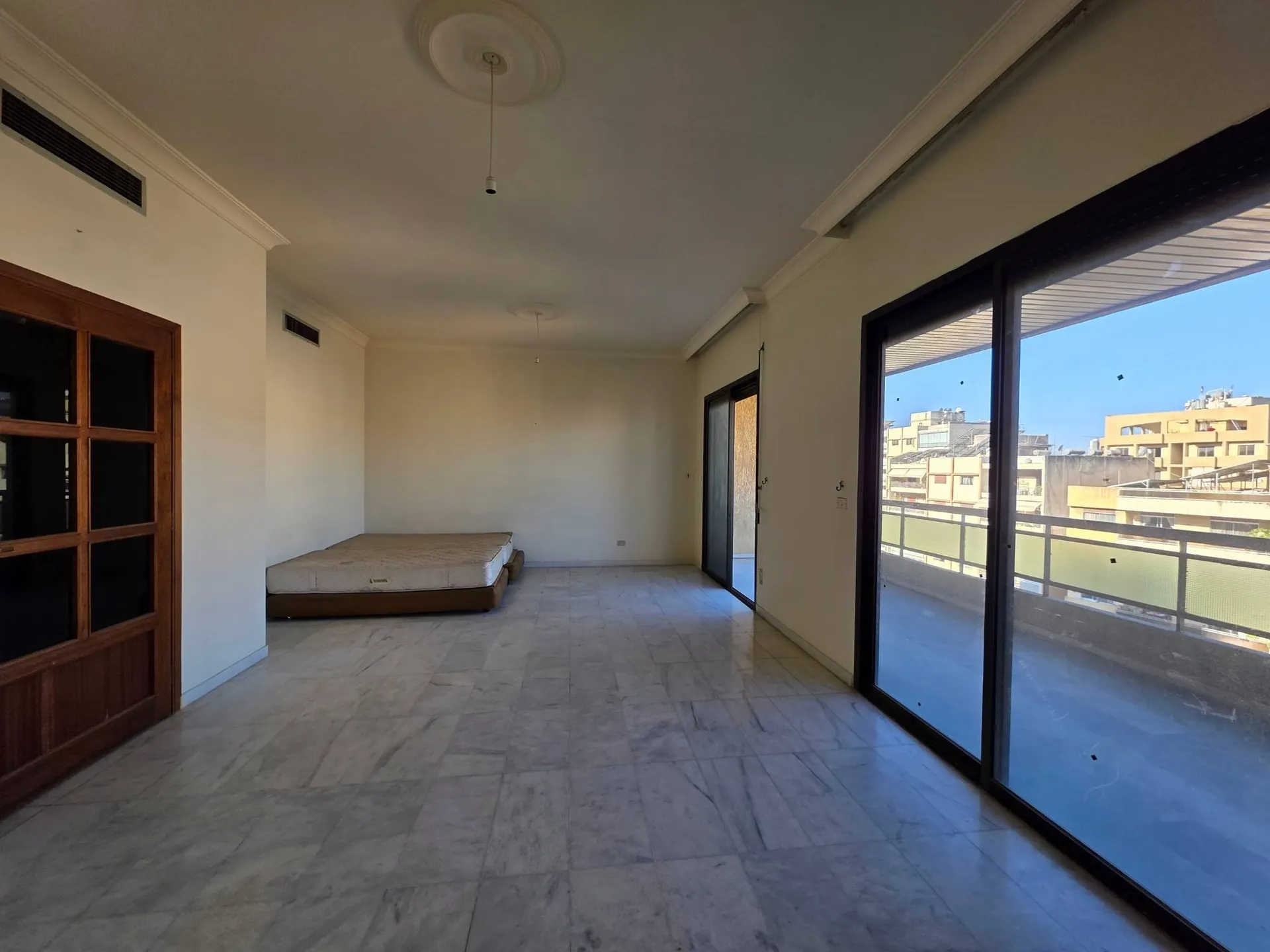 Spacious 3-Bedroom Apartment with Open City View For Sale in Horsh Tabet — الصورة 2
