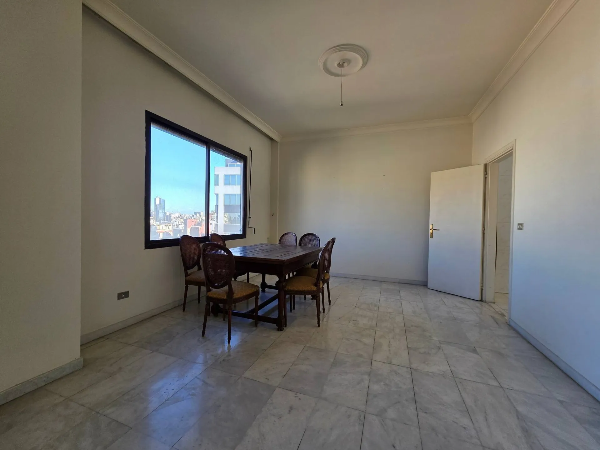 Spacious 3-Bedroom Apartment with Open City View For Sale in Horsh Tabet — الصورة 3