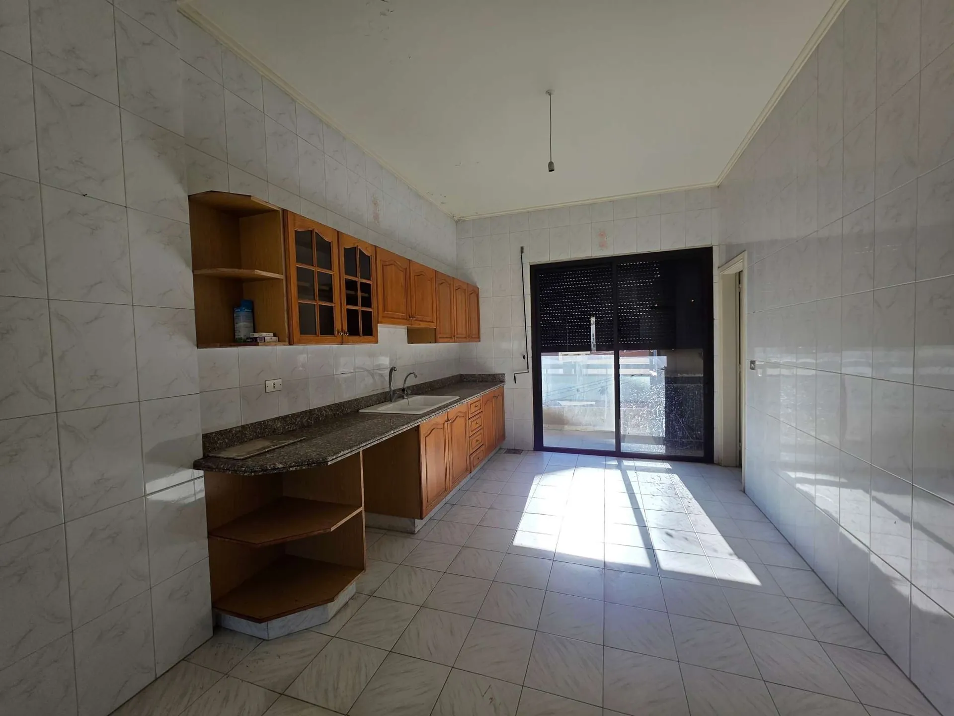 Spacious 3-Bedroom Apartment with Open City View For Sale in Horsh Tabet — الصورة 4
