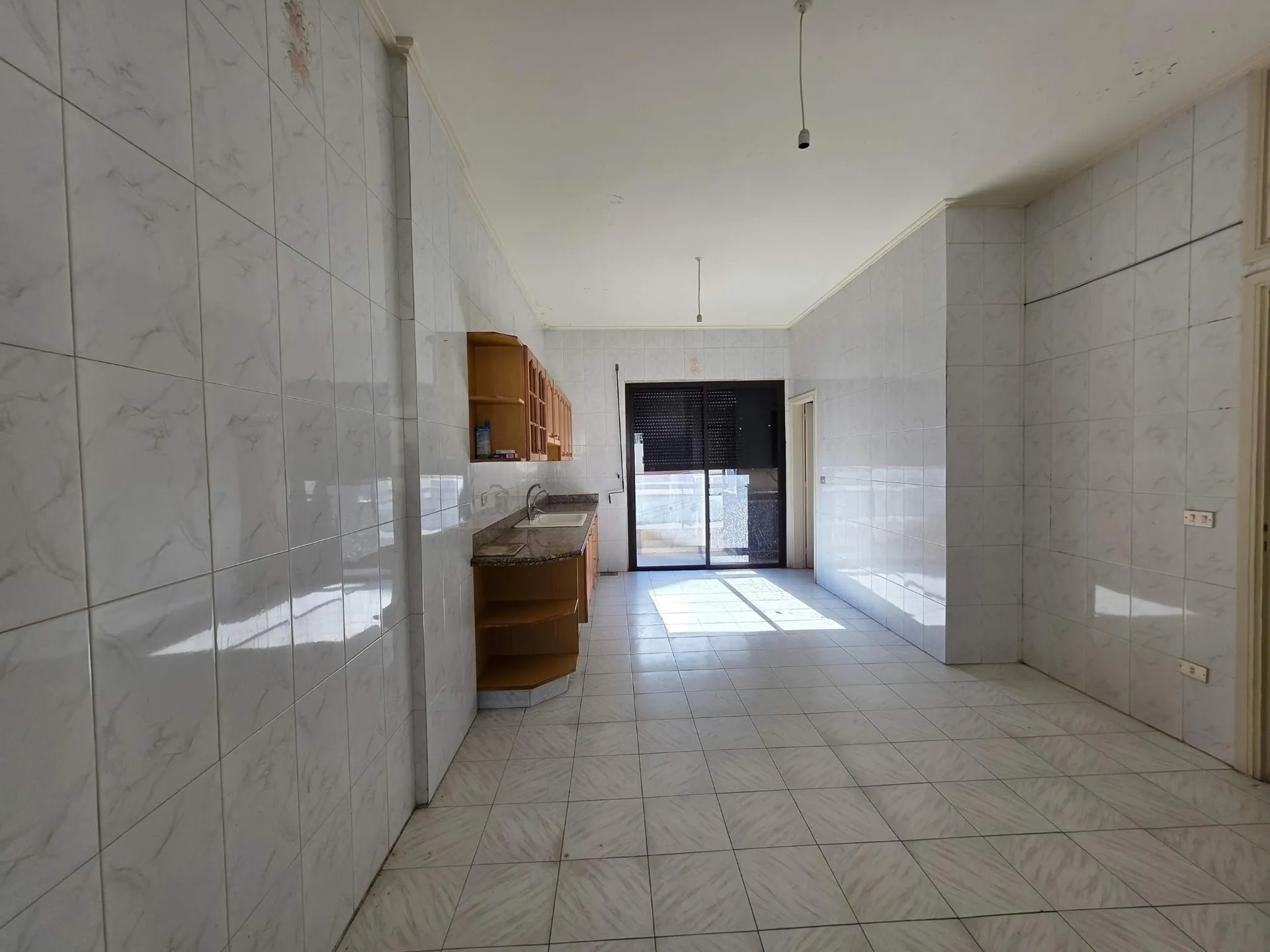 Spacious 3-Bedroom Apartment with Open City View For Sale in Horsh Tabet — الصورة 5