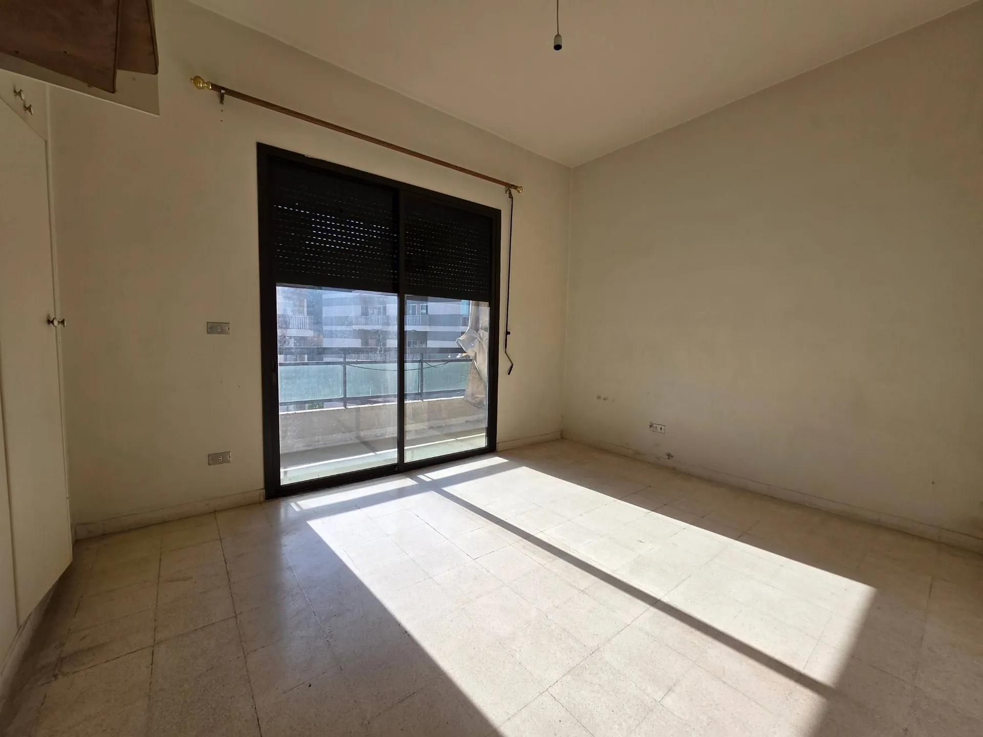 Spacious 3-Bedroom Apartment with Open City View For Sale in Horsh Tabet — الصورة 6