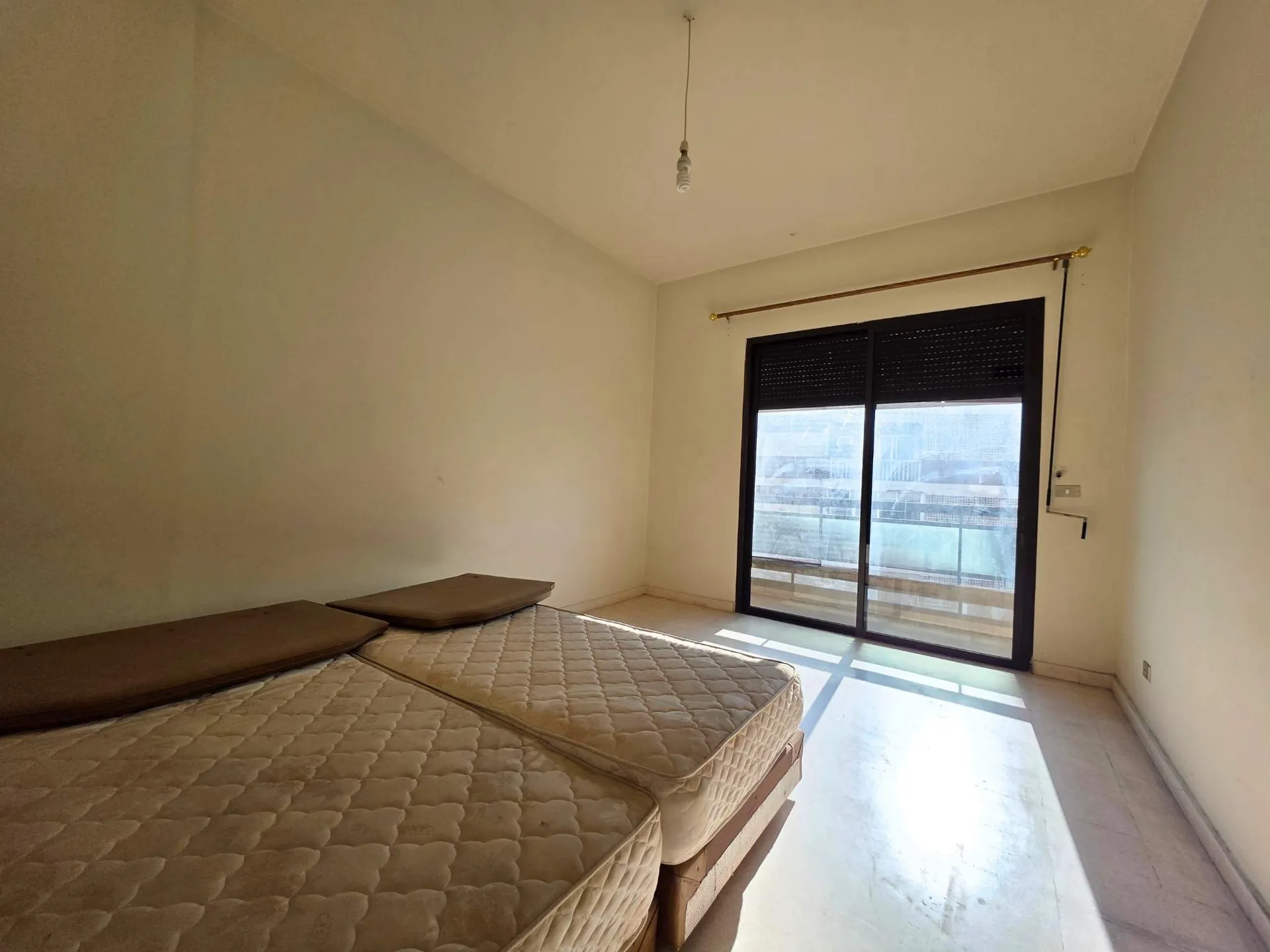 Spacious 3-Bedroom Apartment with Open City View For Sale in Horsh Tabet — الصورة 7