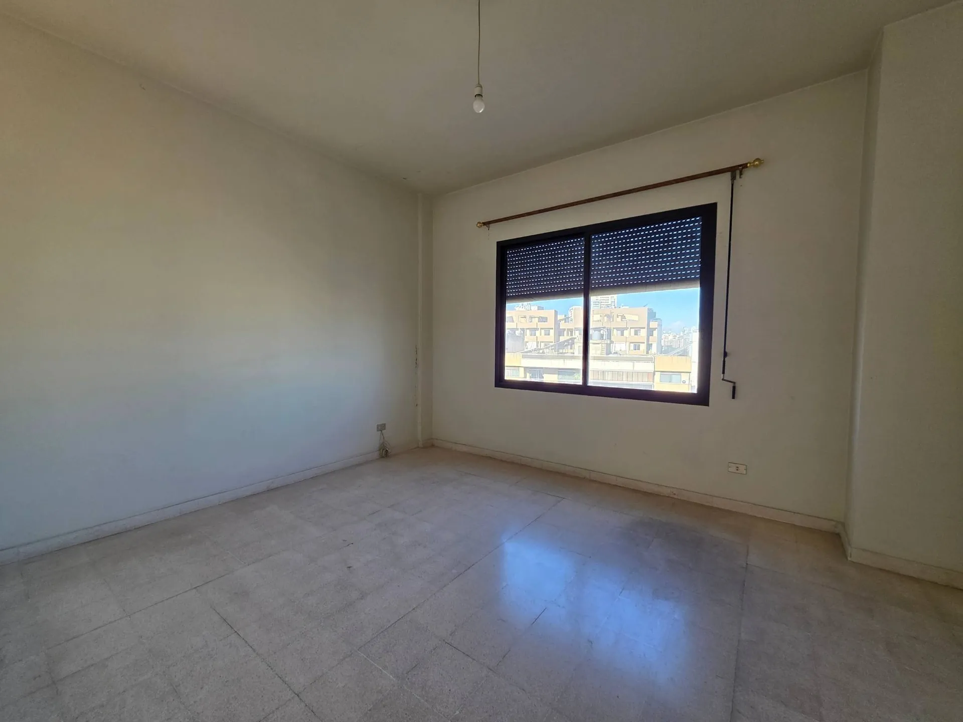 Spacious 3-Bedroom Apartment with Open City View For Sale in Horsh Tabet — الصورة 8