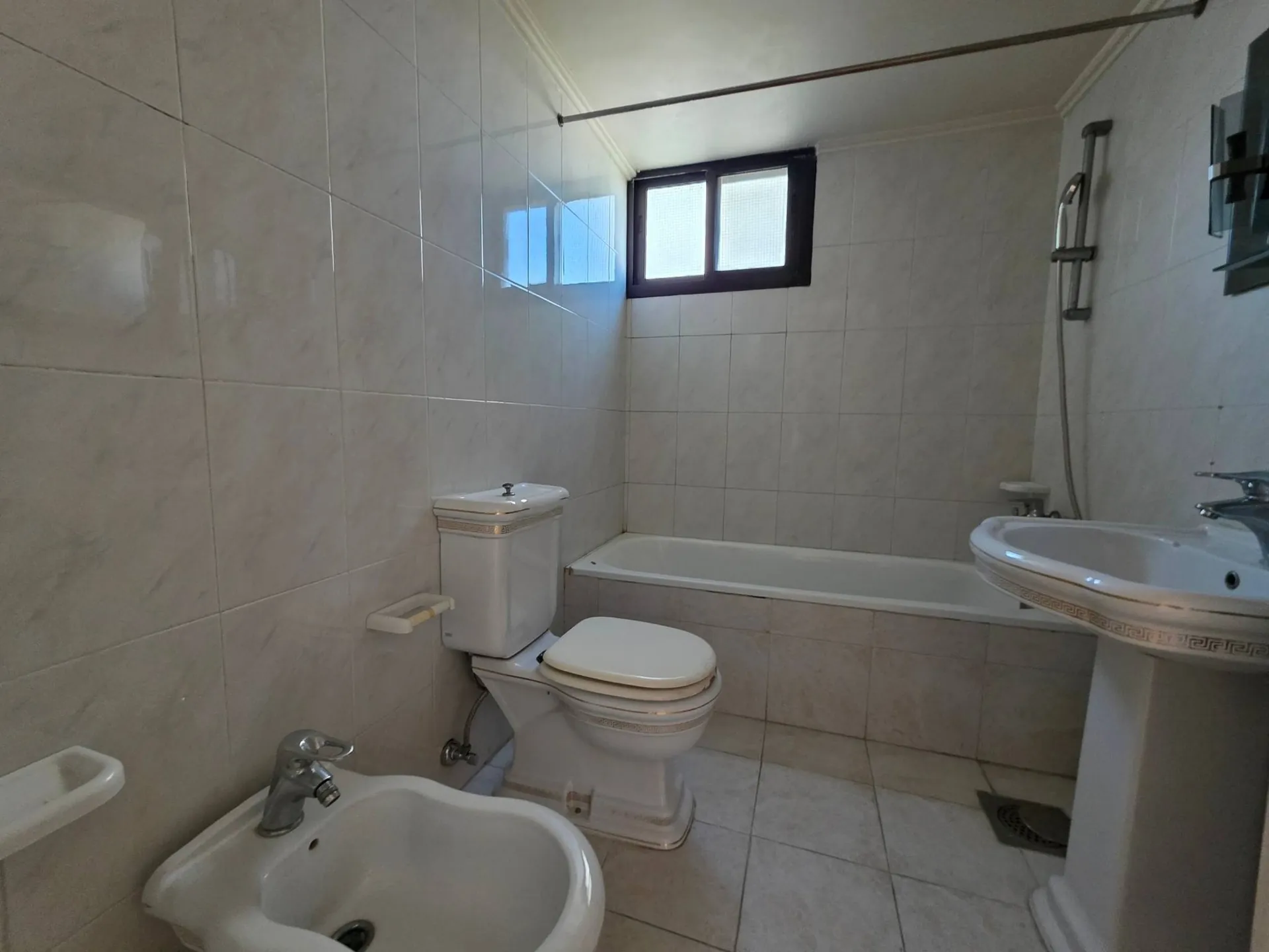 Spacious 3-Bedroom Apartment with Open City View For Sale in Horsh Tabet — الصورة 9