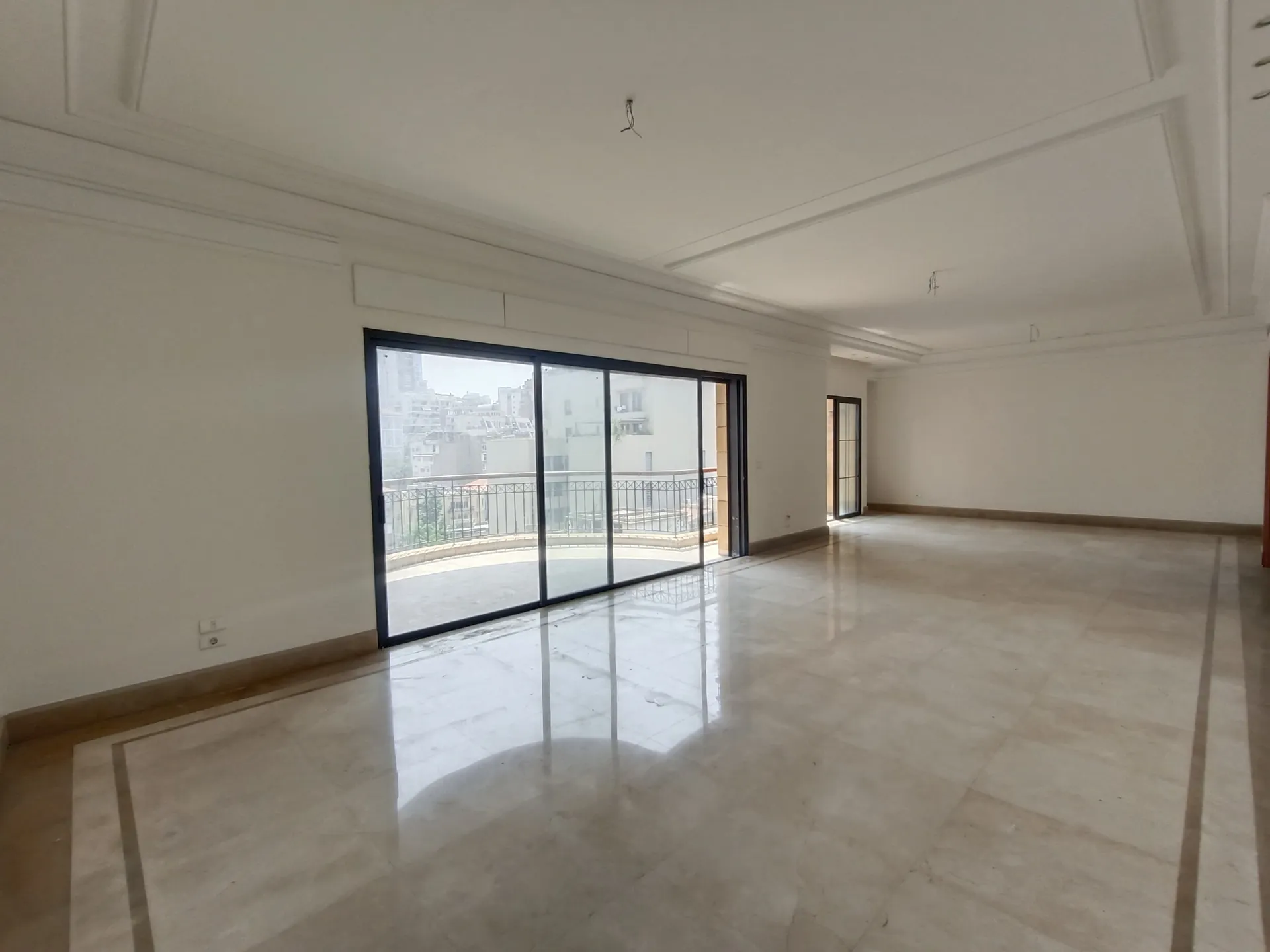 High-End and Charming Apartment For Rent in Gemmayzeh, Pasteur — الصورة 3