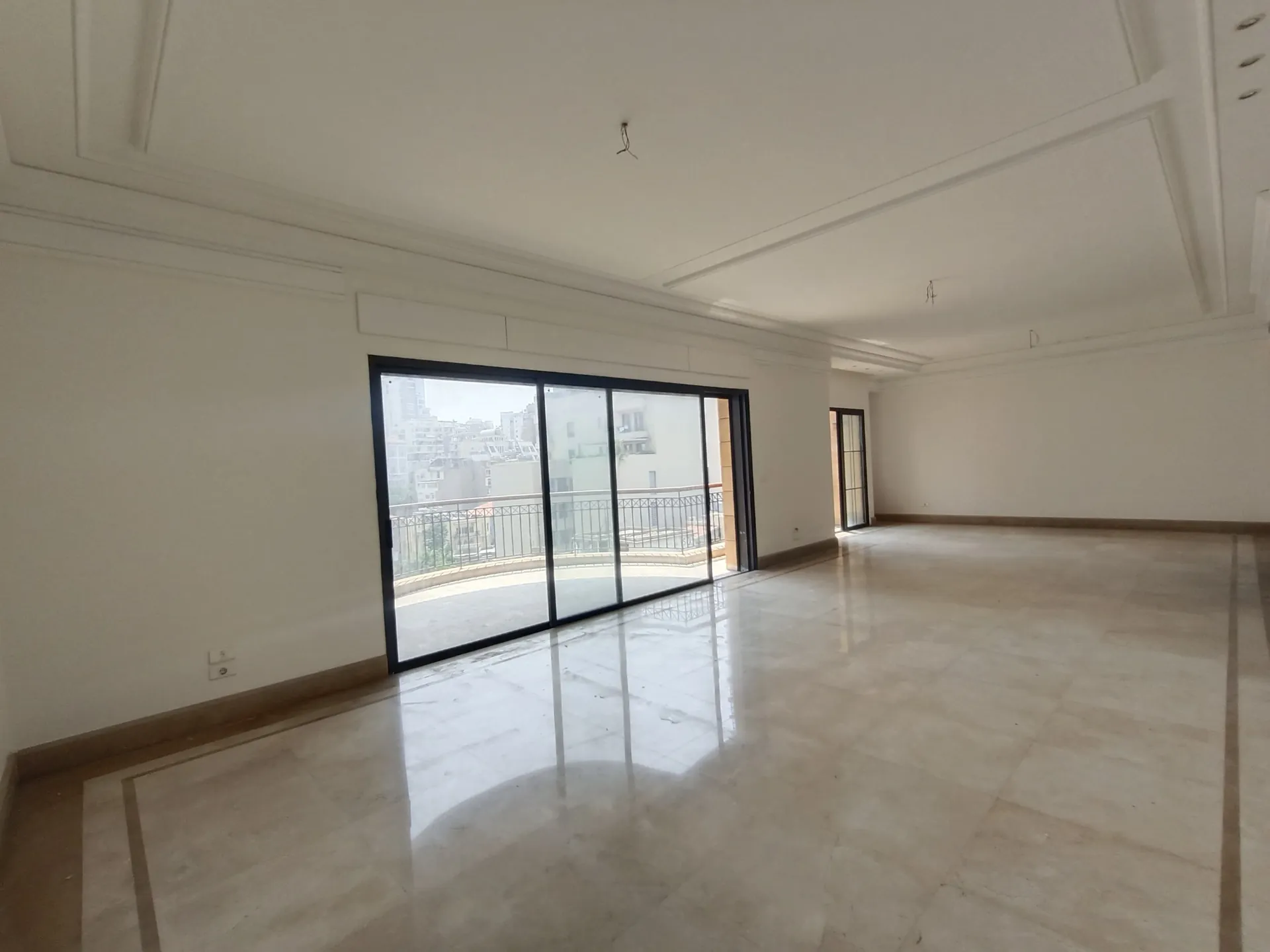 High-End and Charming Apartment For Rent in Gemmayzeh, Pasteur — الصورة 4