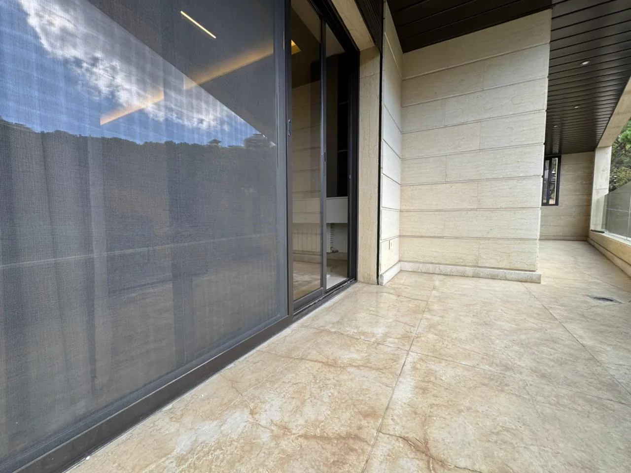 Fully Decorated and Furnished Apartment For Rent In Ain Saadeh — الصورة 6