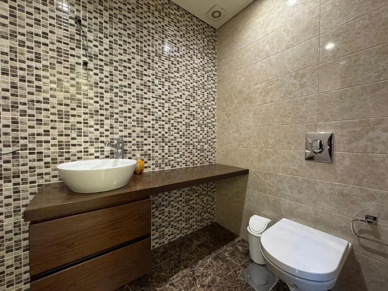 Fully Decorated and Furnished Apartment For Rent In Ain Saadeh — الصورة 8