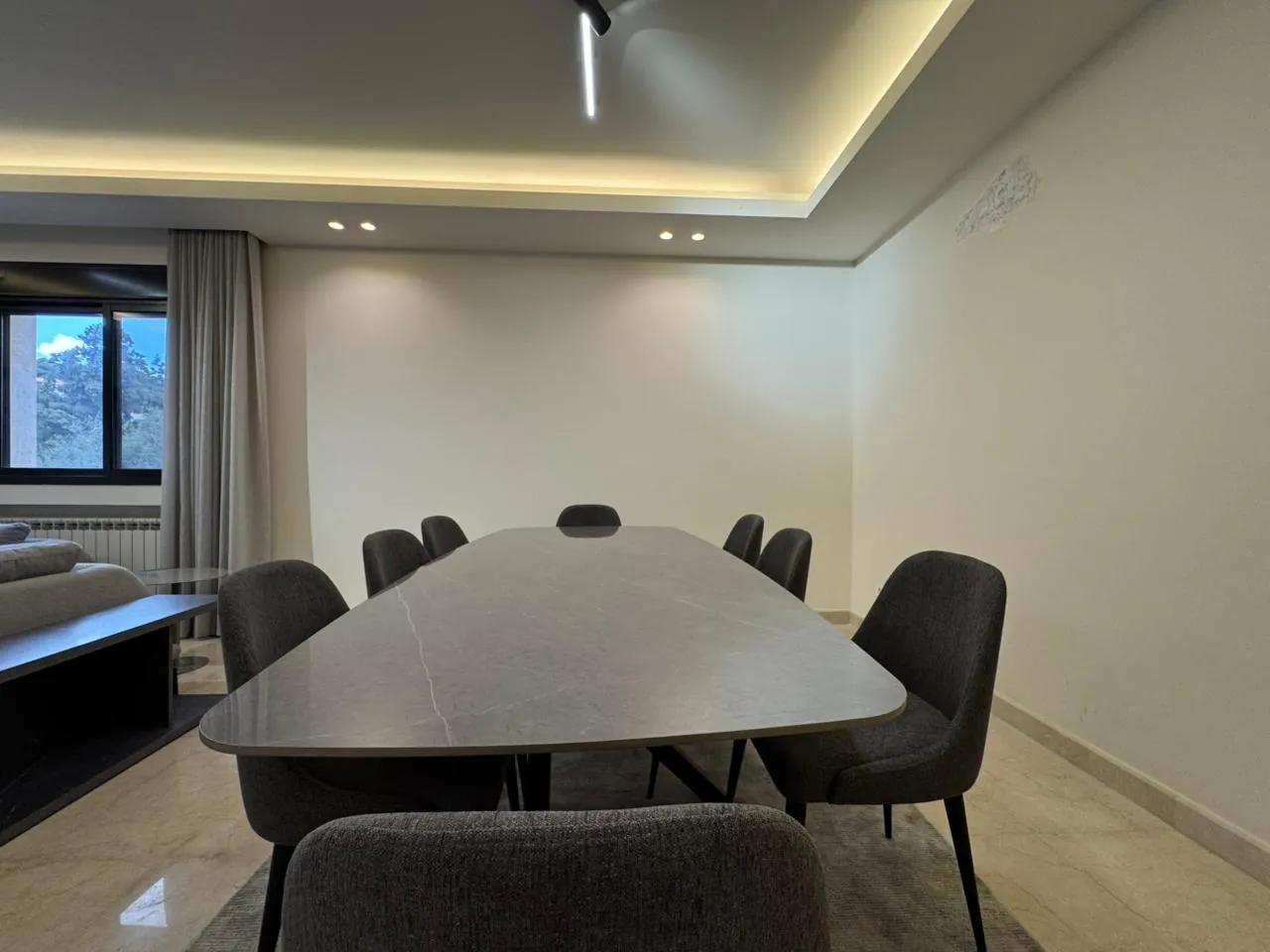 Fully Decorated and Furnished Apartment For Rent In Ain Saadeh — الصورة 9