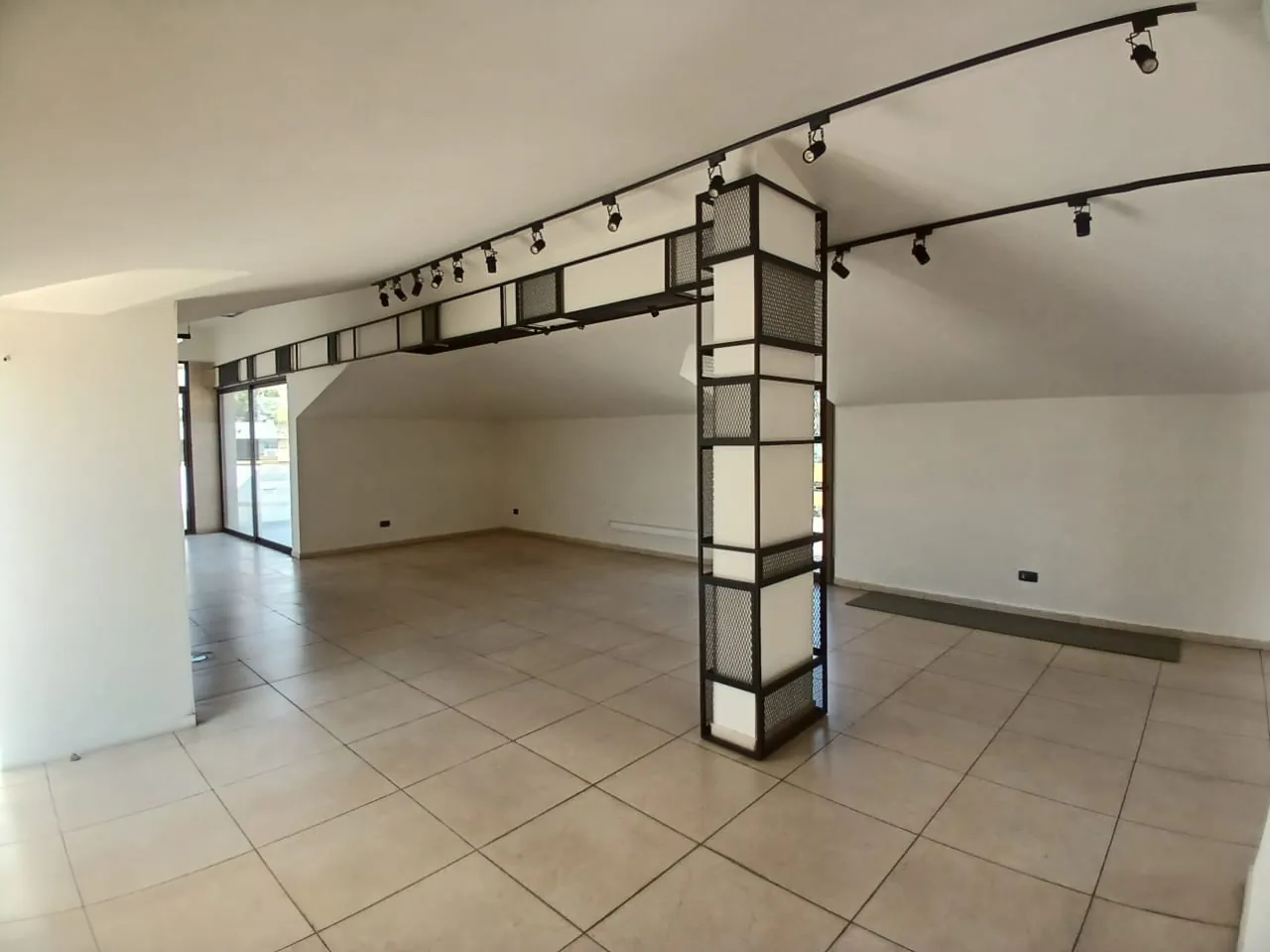 Office With A Spacious Terrace For Rent In A Prime Location In Biyada — الصورة 3