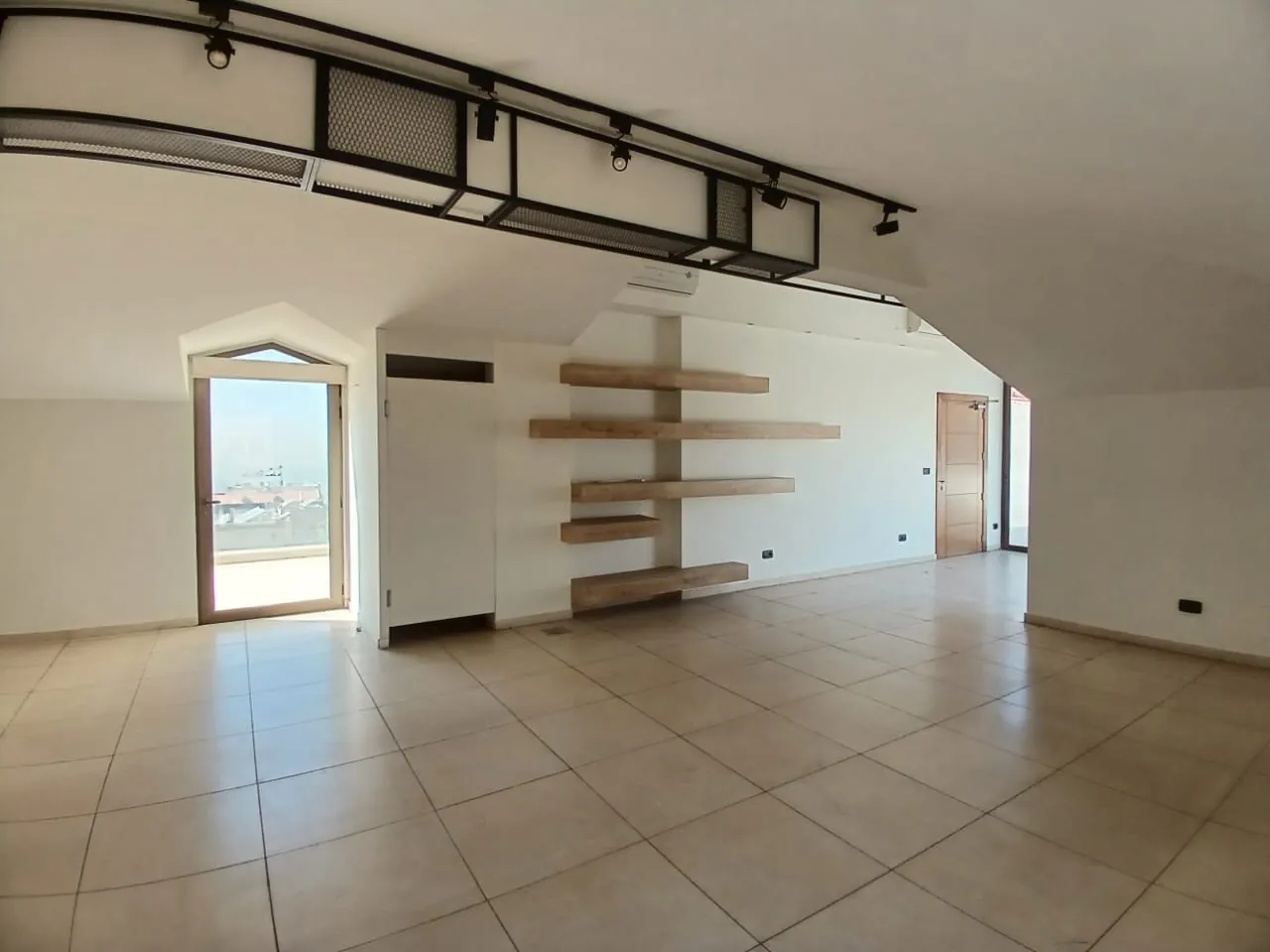 Office With A Spacious Terrace For Rent In A Prime Location In Biyada — الصورة 4