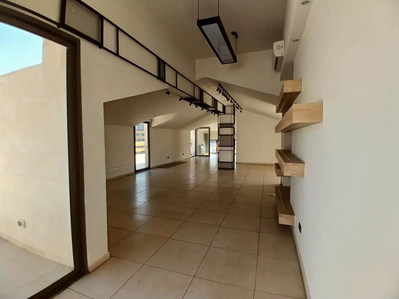 Office With A Spacious Terrace For Rent In A Prime Location In Biyada — الصورة 5