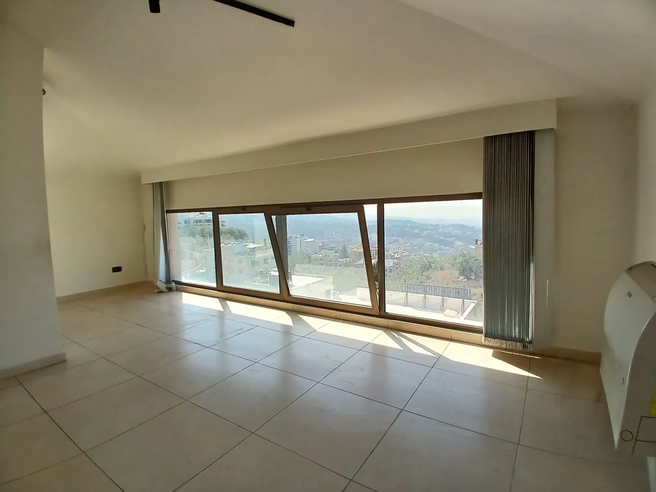 Office For Rent In A Prime Location In Biyada — الصورة 3