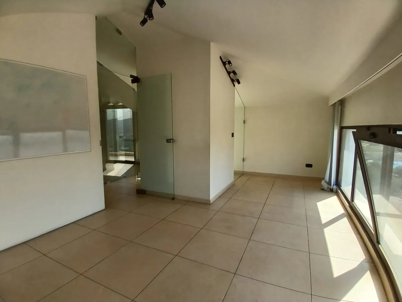 Office For Rent In A Prime Location In Biyada — الصورة 4