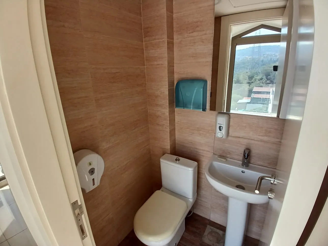 Office For Rent In A Prime Location In Biyada — الصورة 6