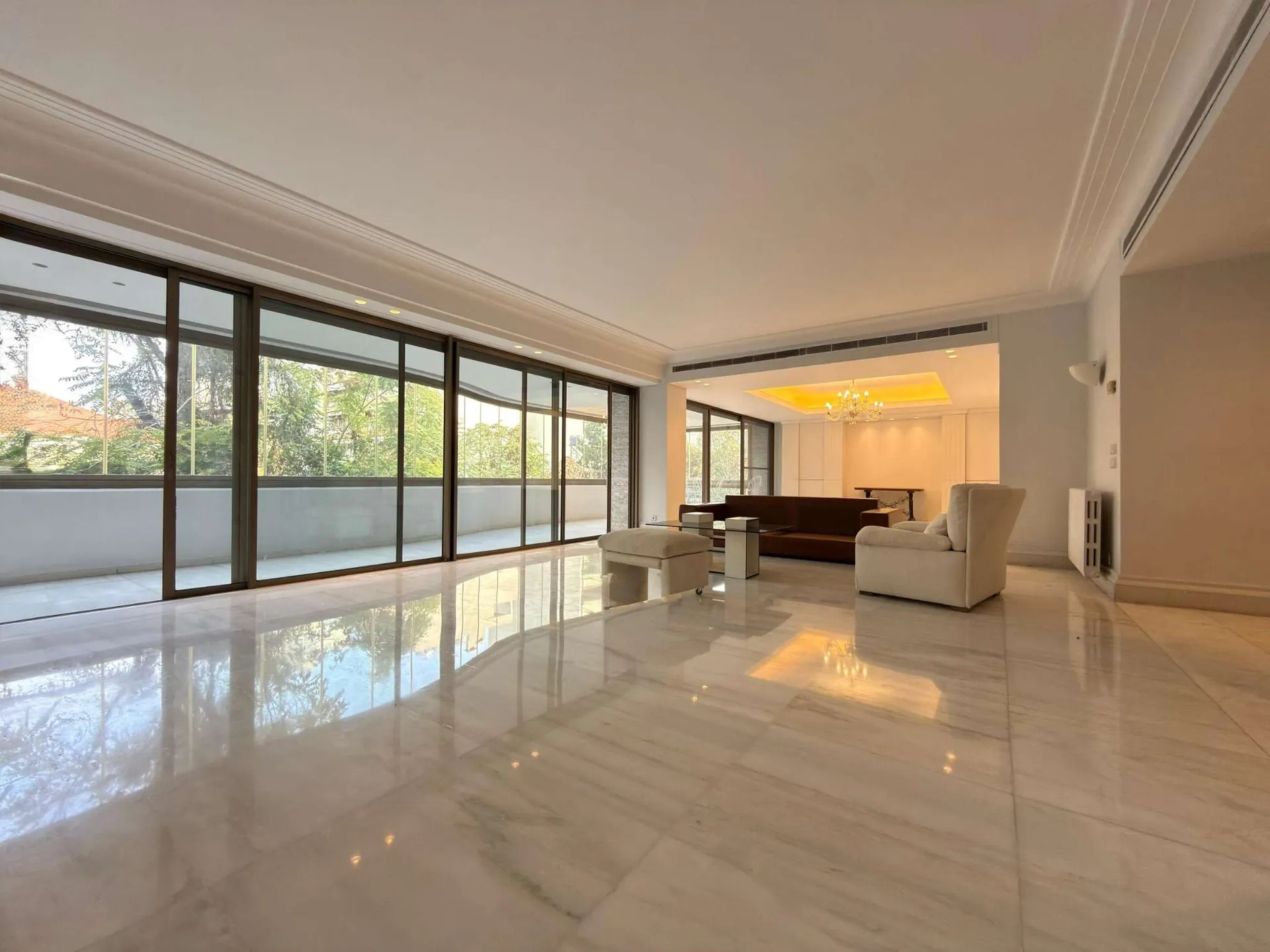 Elegant 4-Bedroom Apartment For Rent in Select area of Achrafieh, Carré D'or — الصورة 2