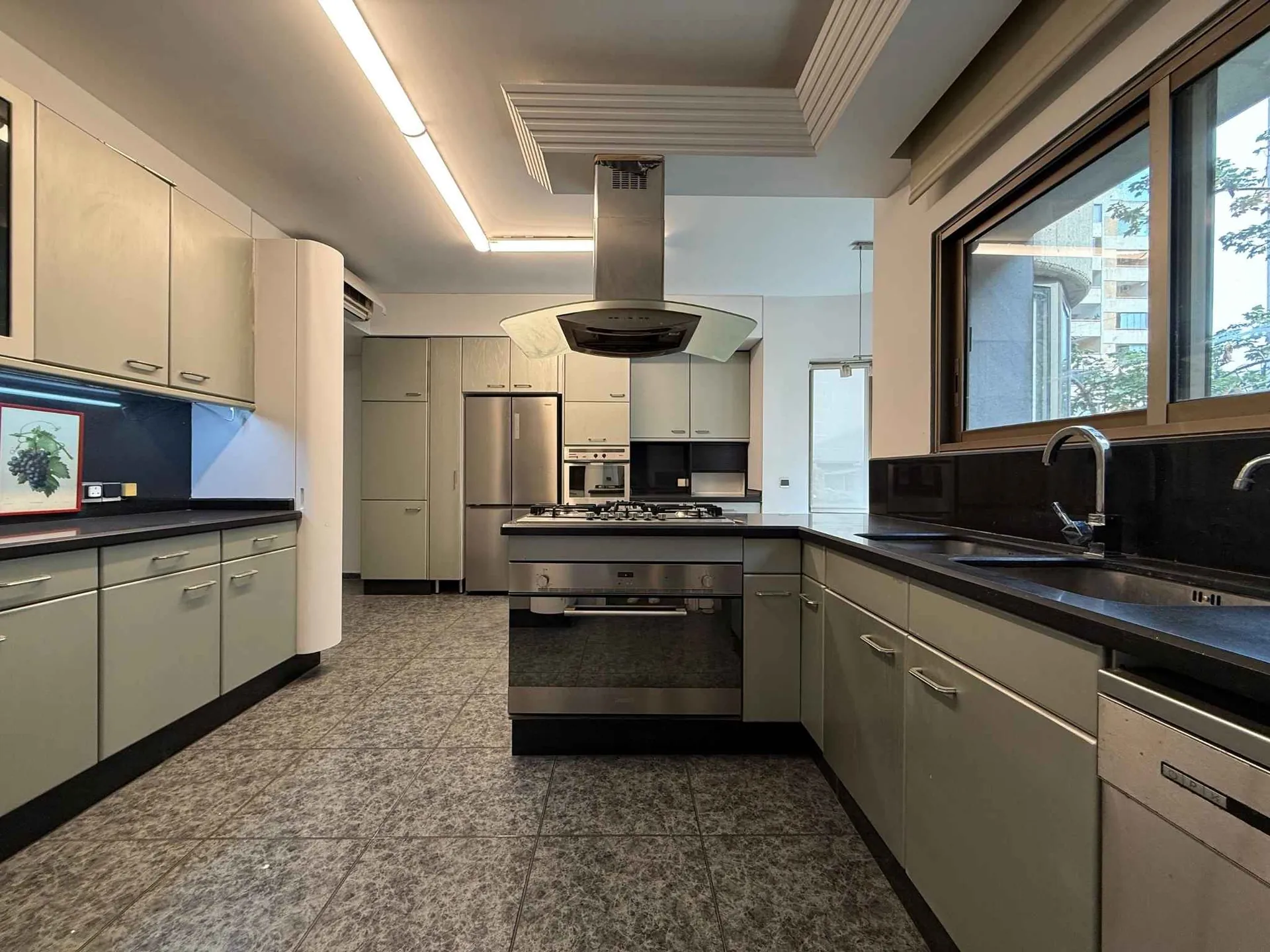 Elegant 4-Bedroom Apartment For Rent in Select area of Achrafieh, Carré D'or — الصورة 8