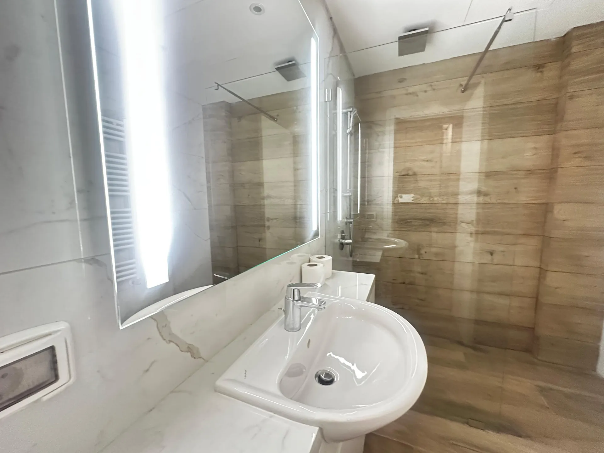 High-End 2-Bedroom Apartment For Rent in Down Town — photo 6