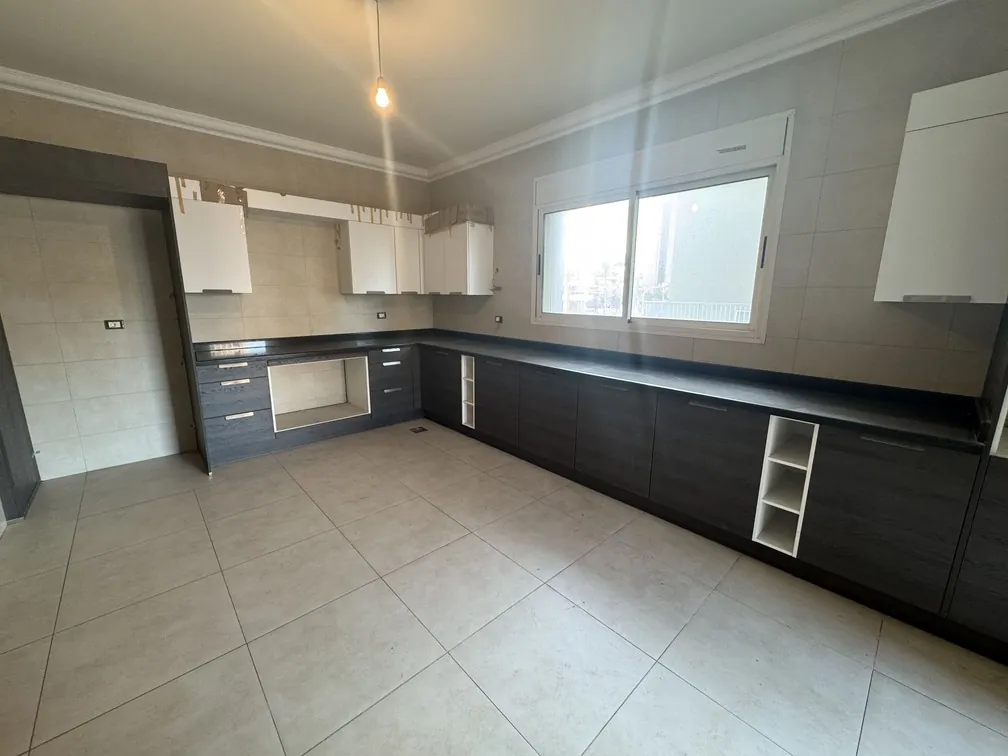 Spacious Apartment For Sale in Ramlet El Bayda — الصورة 3
