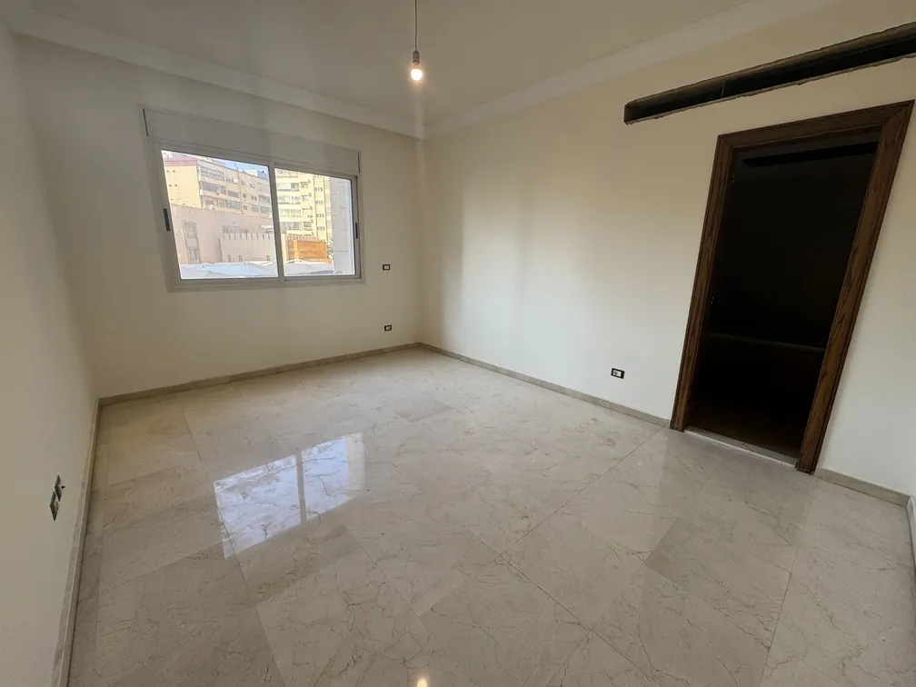 Spacious Apartment For Sale in Ramlet El Bayda — الصورة 7