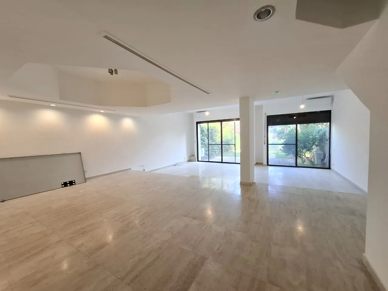 Spacious 4-bedroom Duplex with Garden For Rent in Adma — الصورة 4