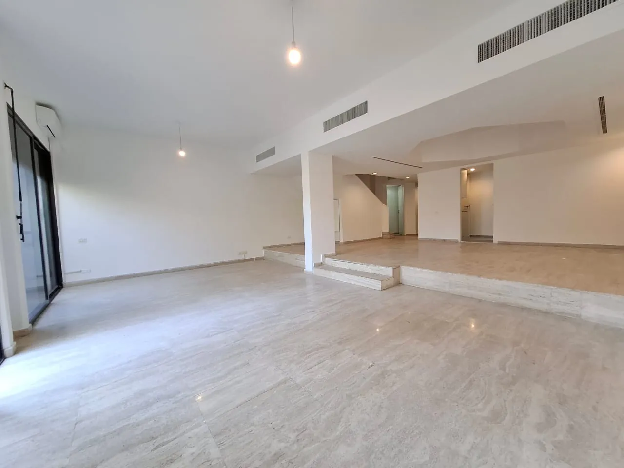 Spacious 4-bedroom Duplex with Garden For Rent in Adma — الصورة 5