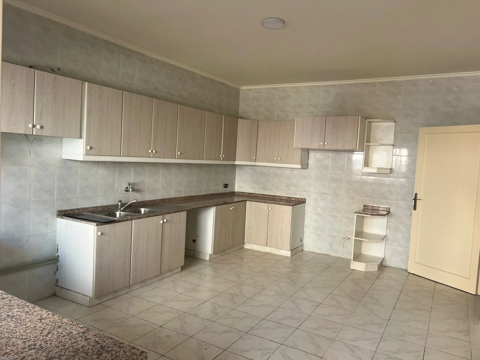 Spacious Apartment For Sale in Dawhet Aramoun — الصورة 4