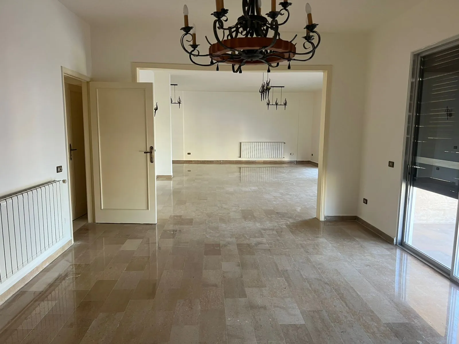 Spacious Apartment For Sale in Dawhet Aramoun — الصورة 2
