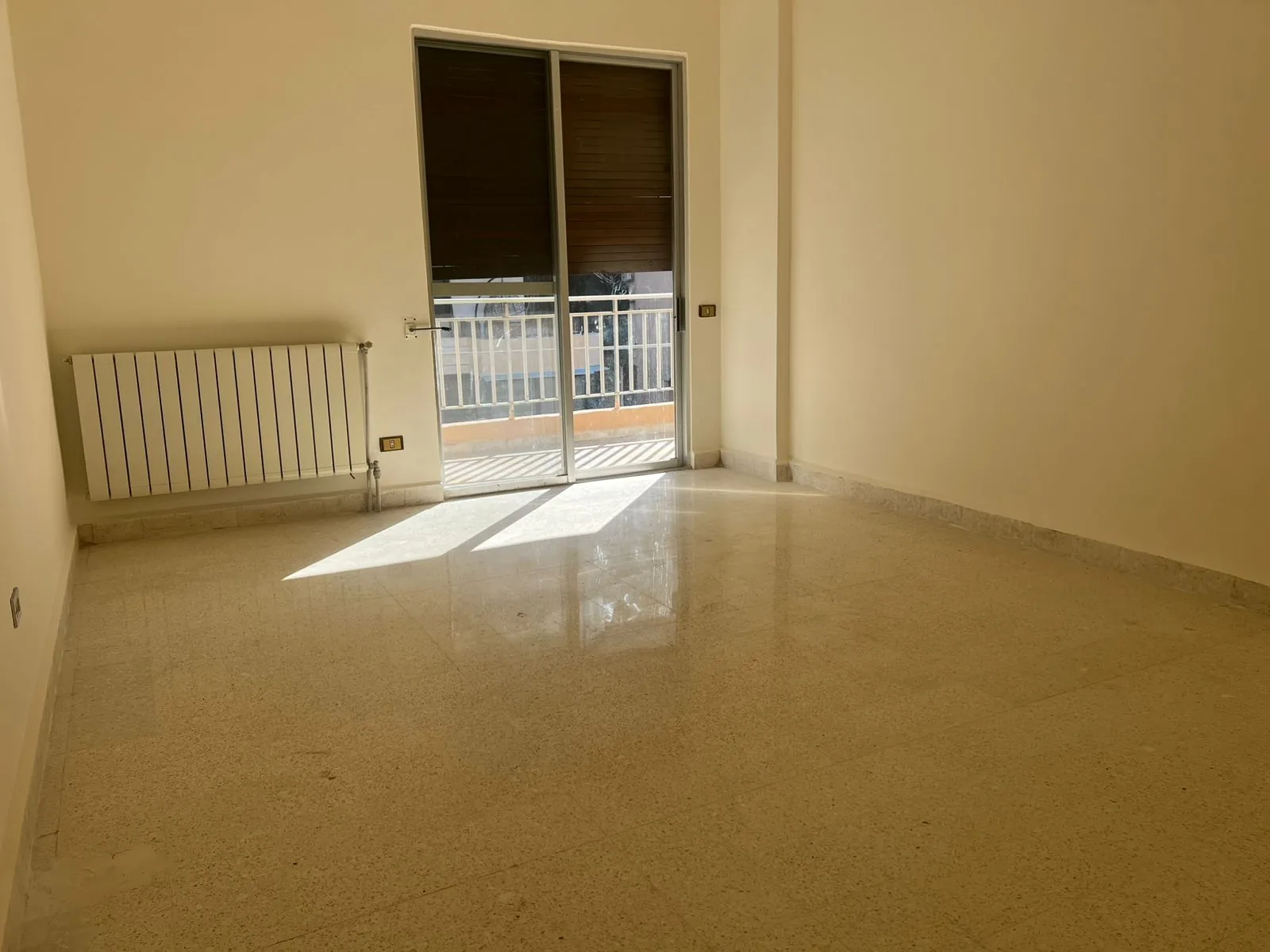 Spacious Apartment For Sale in Dawhet Aramoun — الصورة 5