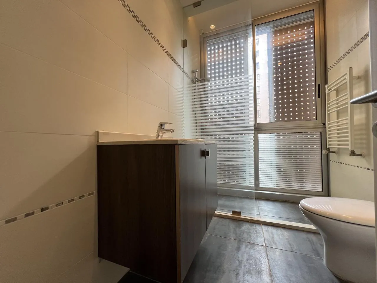 Refined & Spacious Apartment For Rent in Gemayzeh — الصورة 10