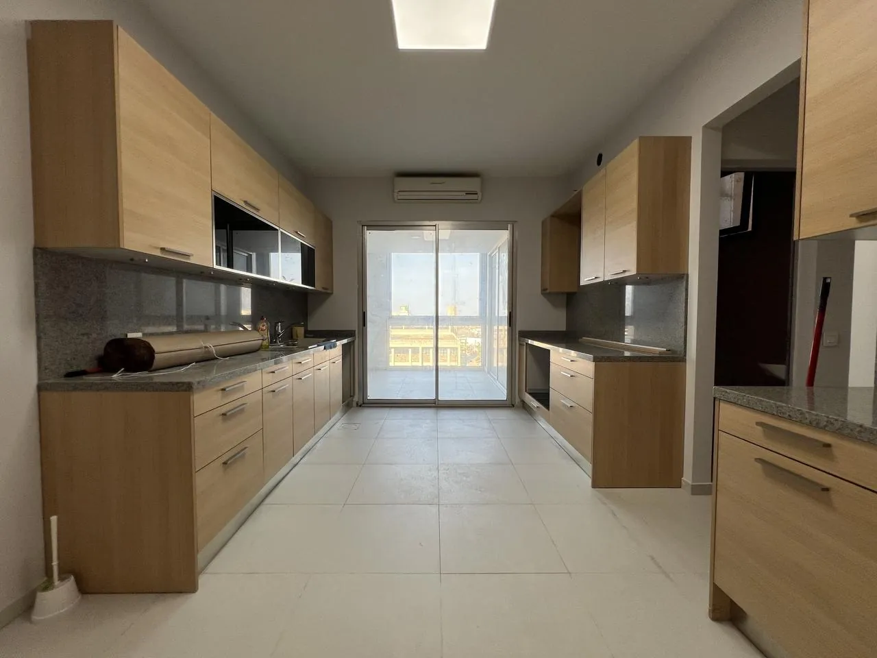 Refined & Spacious Apartment For Rent in Gemayzeh — الصورة 3