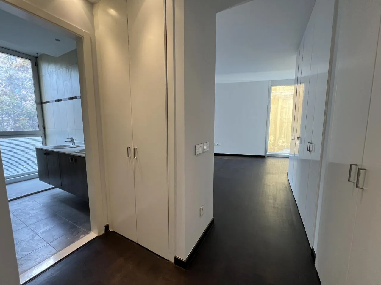 Refined & Spacious Apartment For Rent in Gemayzeh — الصورة 8