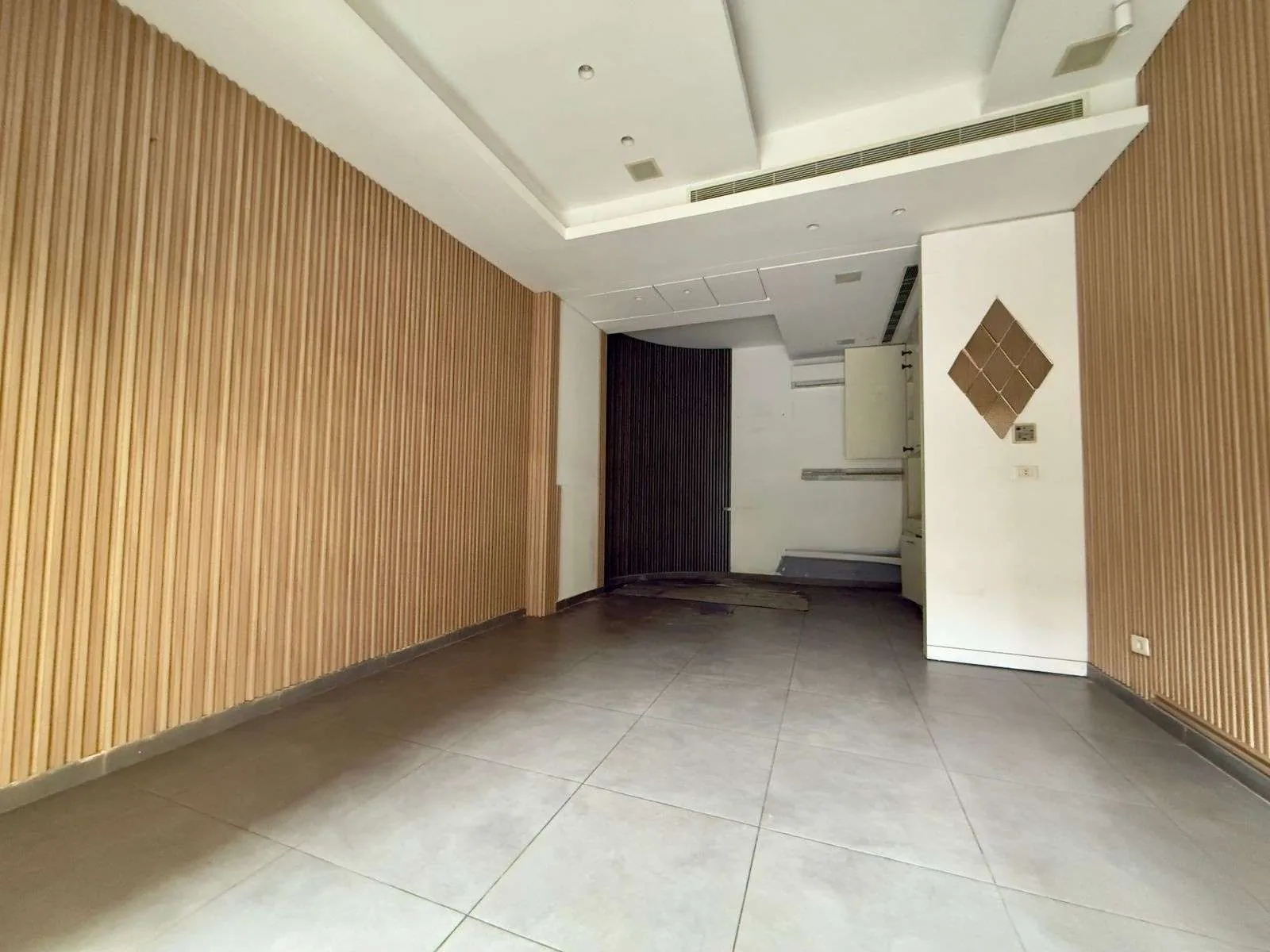 40 SQM Shop For Rent in Achrafieh, Carré D'or — الصورة 3