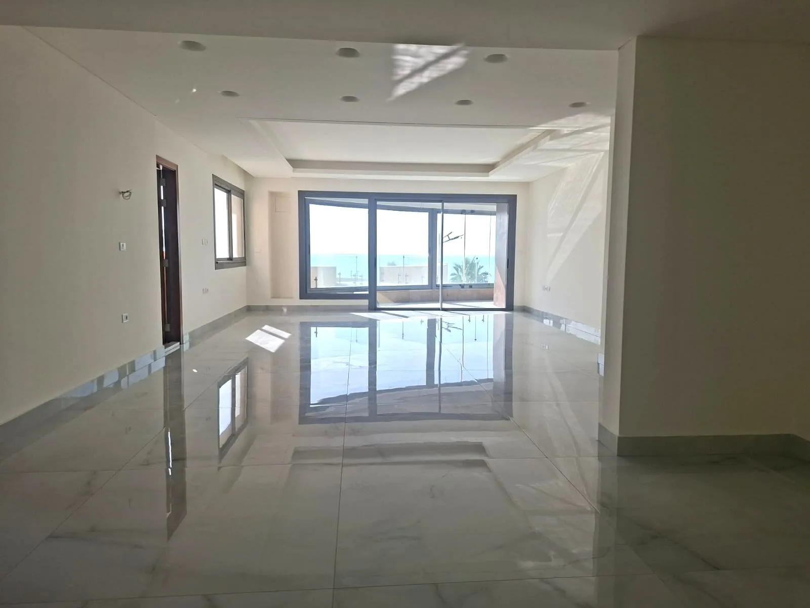 High-End Apartment Terrace & Stunning Sea View For Sale in Rawche — الصورة 2