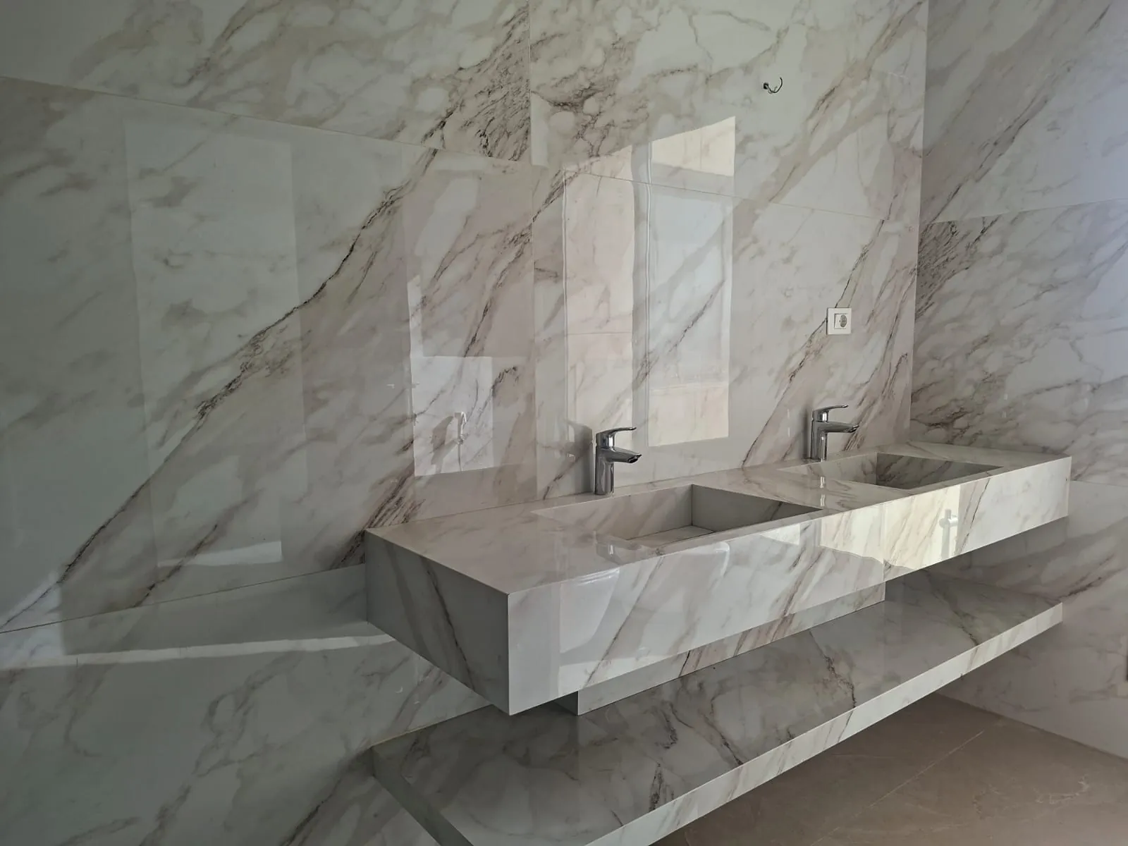 High-End Apartment Terrace & Stunning Sea View For Sale in Rawche — الصورة 3