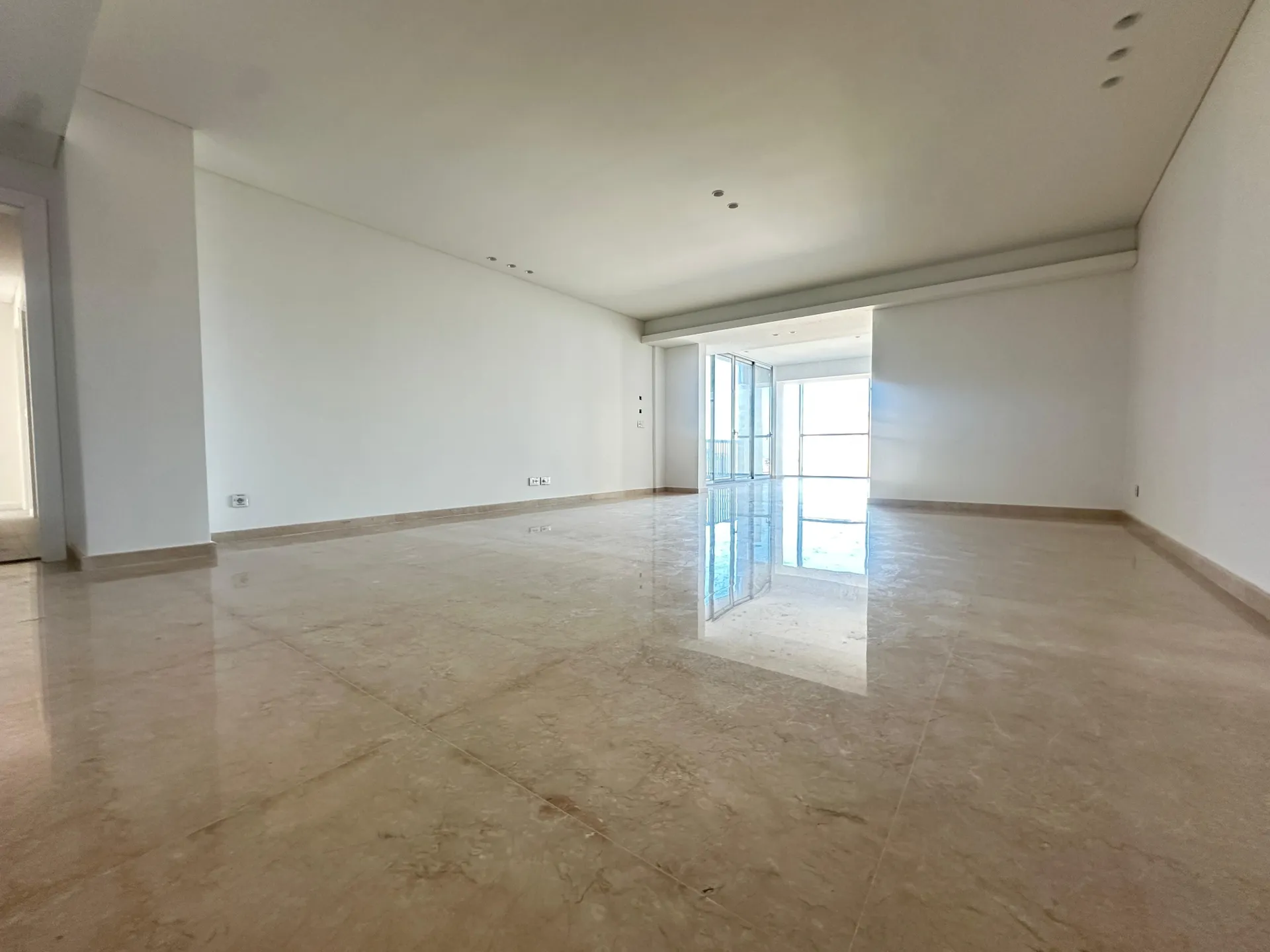 Brand New! 3-Bedroom Apartment For Rent in Prime Location in Achrafieh, Mar Mitr — الصورة 2