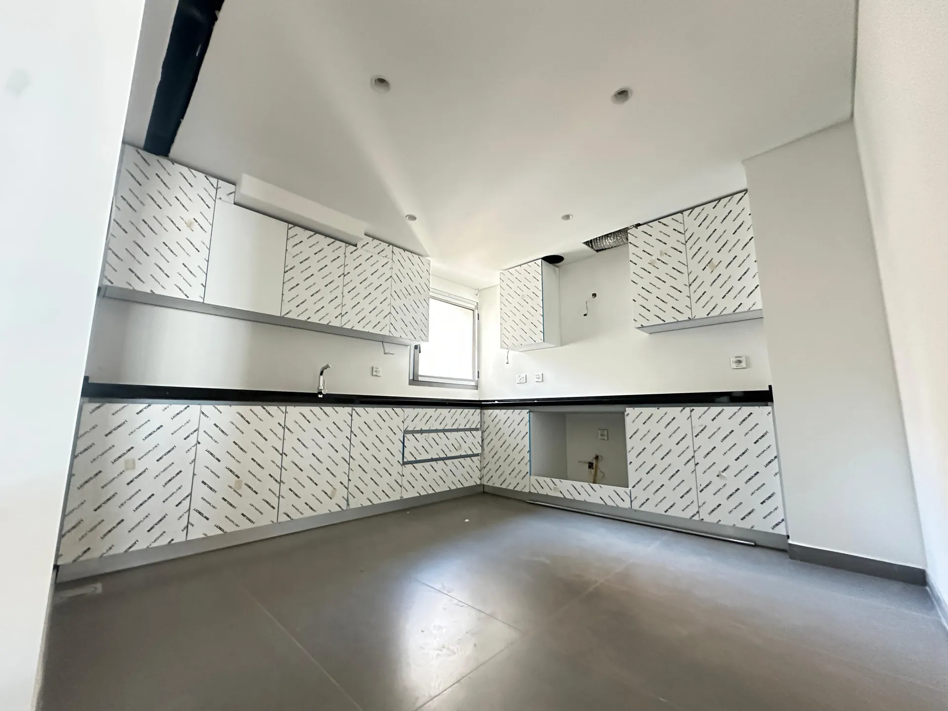 Brand New! 3-Bedroom Apartment For Rent in Prime Location in Achrafieh, Mar Mitr — الصورة 3