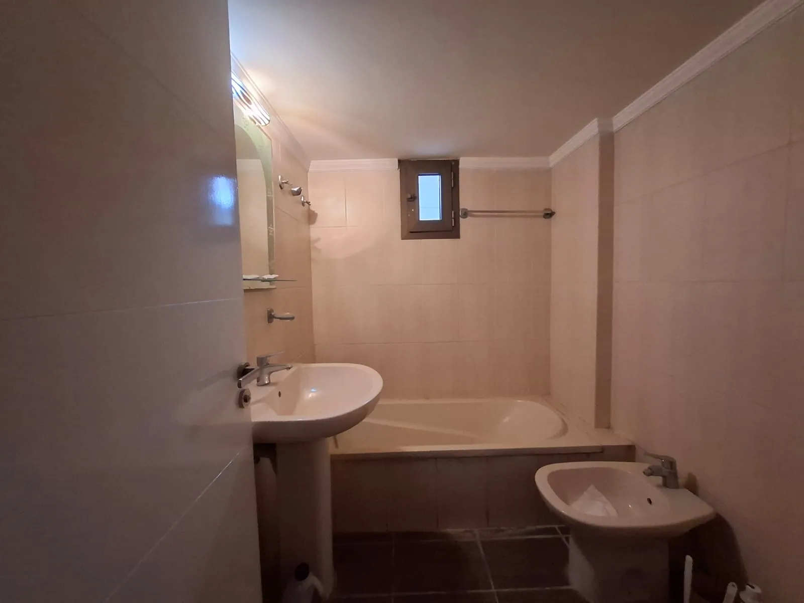Spacious 3-bedroom Apartment With Sea View For Rent in Kfarhbeib — الصورة 8
