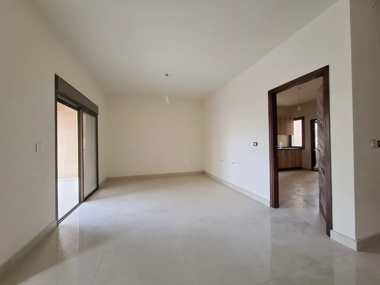 Spacious Lovely 3-Bedroom Apartment For Rent in Ballouneh — الصورة 2