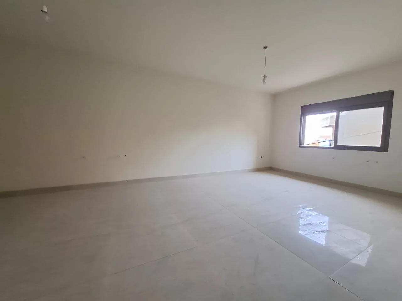 Spacious Lovely 3-Bedroom Apartment For Rent in Ballouneh — الصورة 3