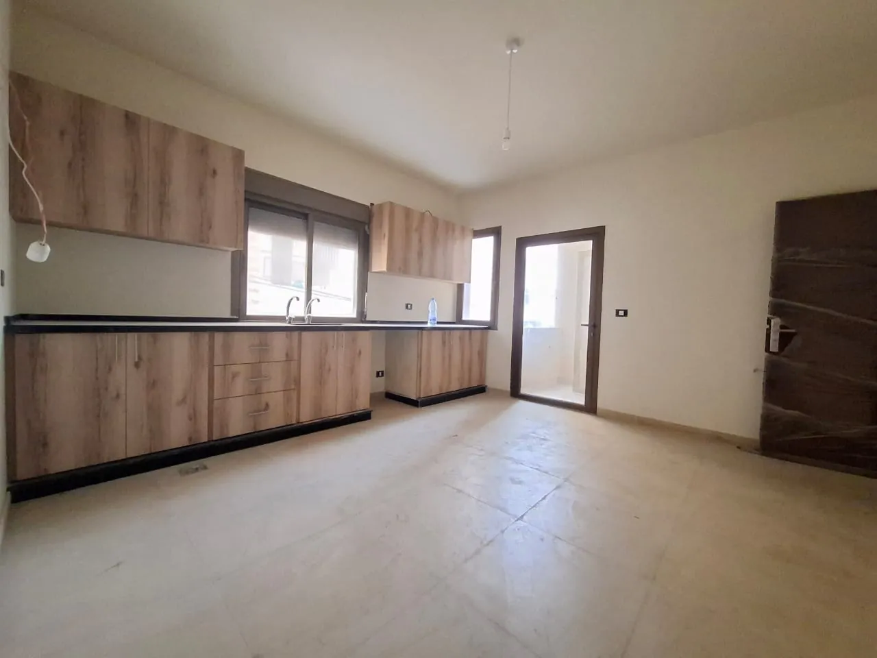 Spacious Lovely 3-Bedroom Apartment For Rent in Ballouneh — الصورة 6