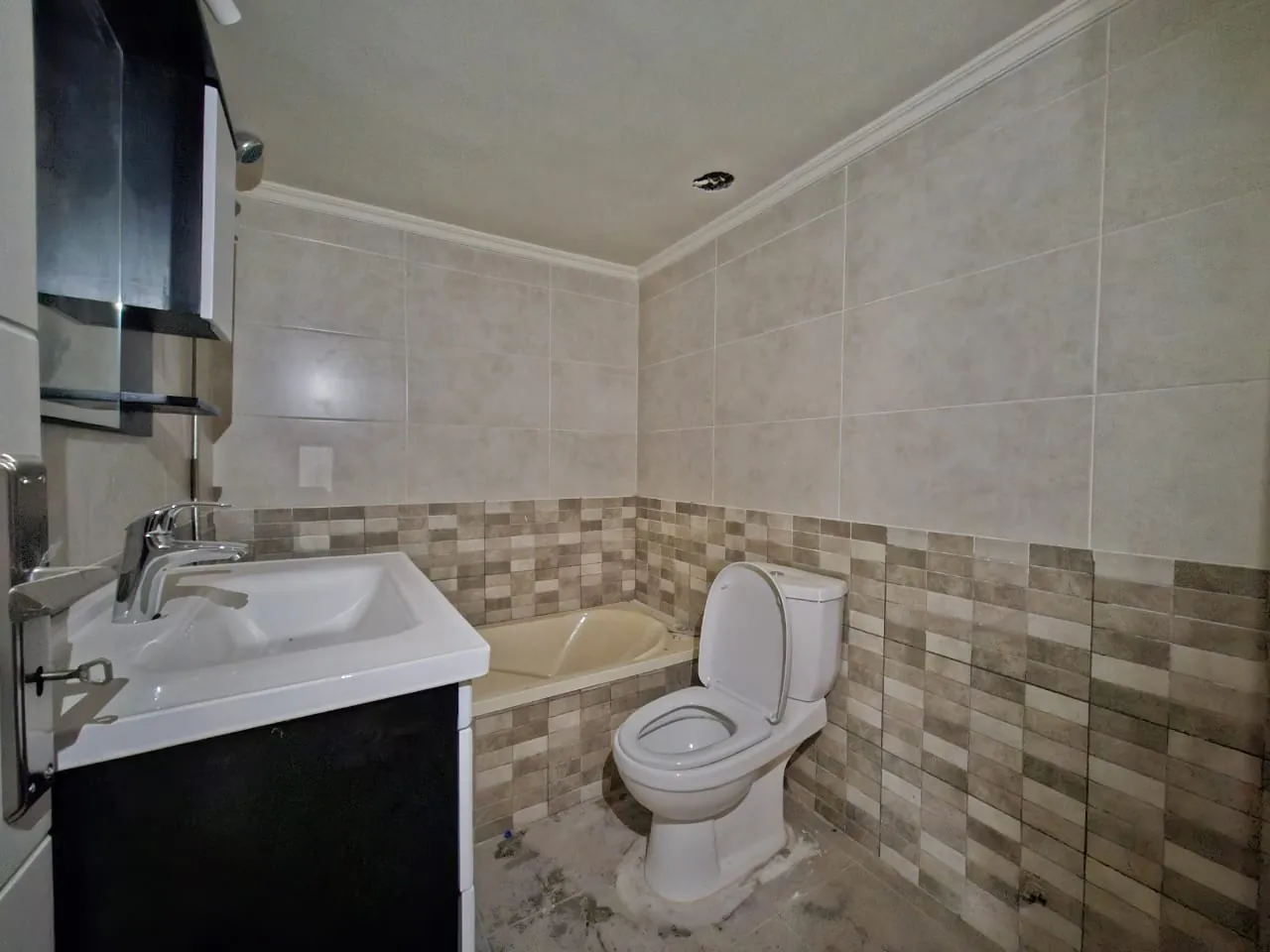 Spacious Lovely 3-Bedroom Apartment For Rent in Ballouneh — الصورة 9