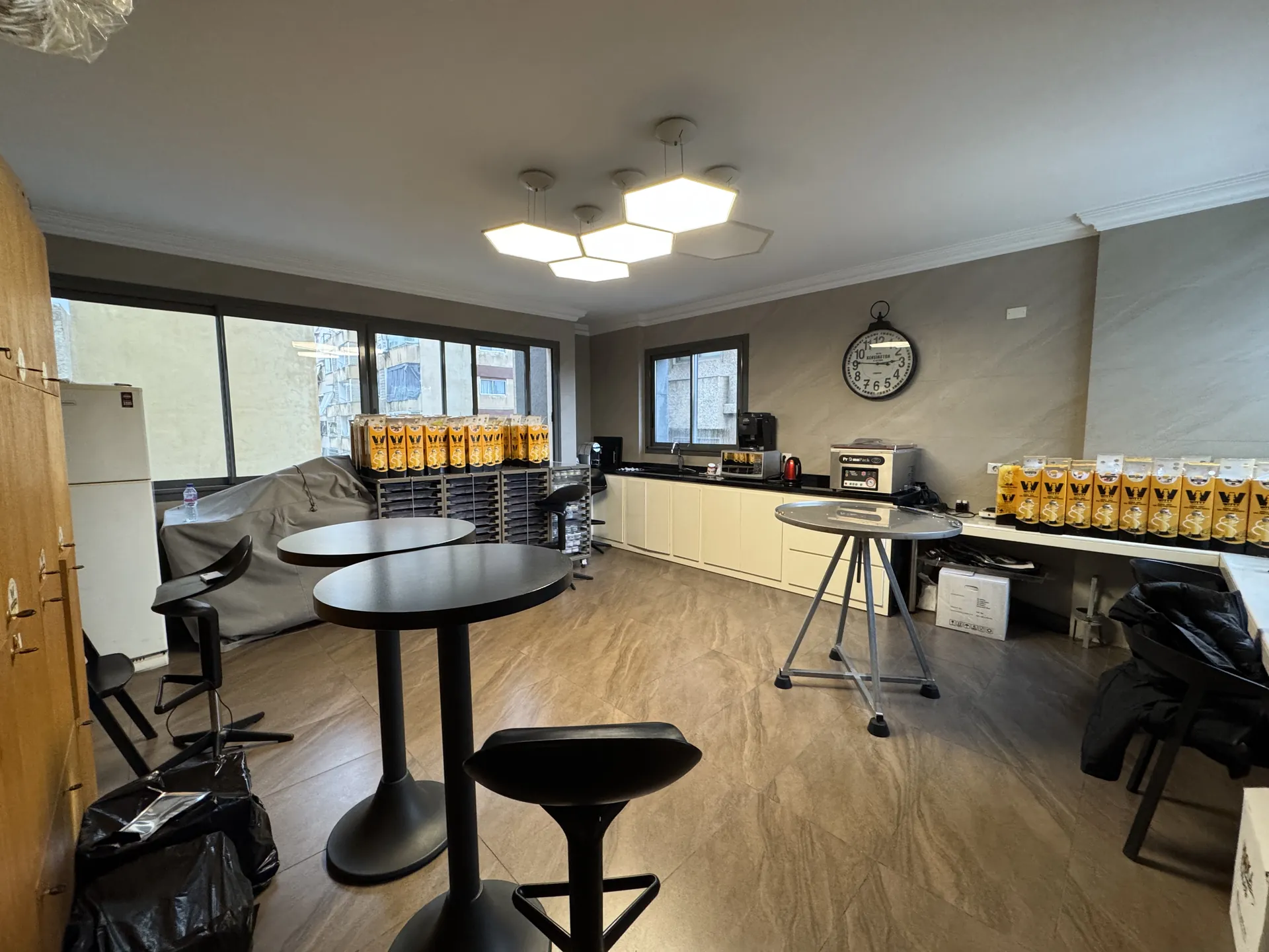 Spacious 3-Bedroom Apartment For Sale in Tayouneh, Near Hippodrome — الصورة 2
