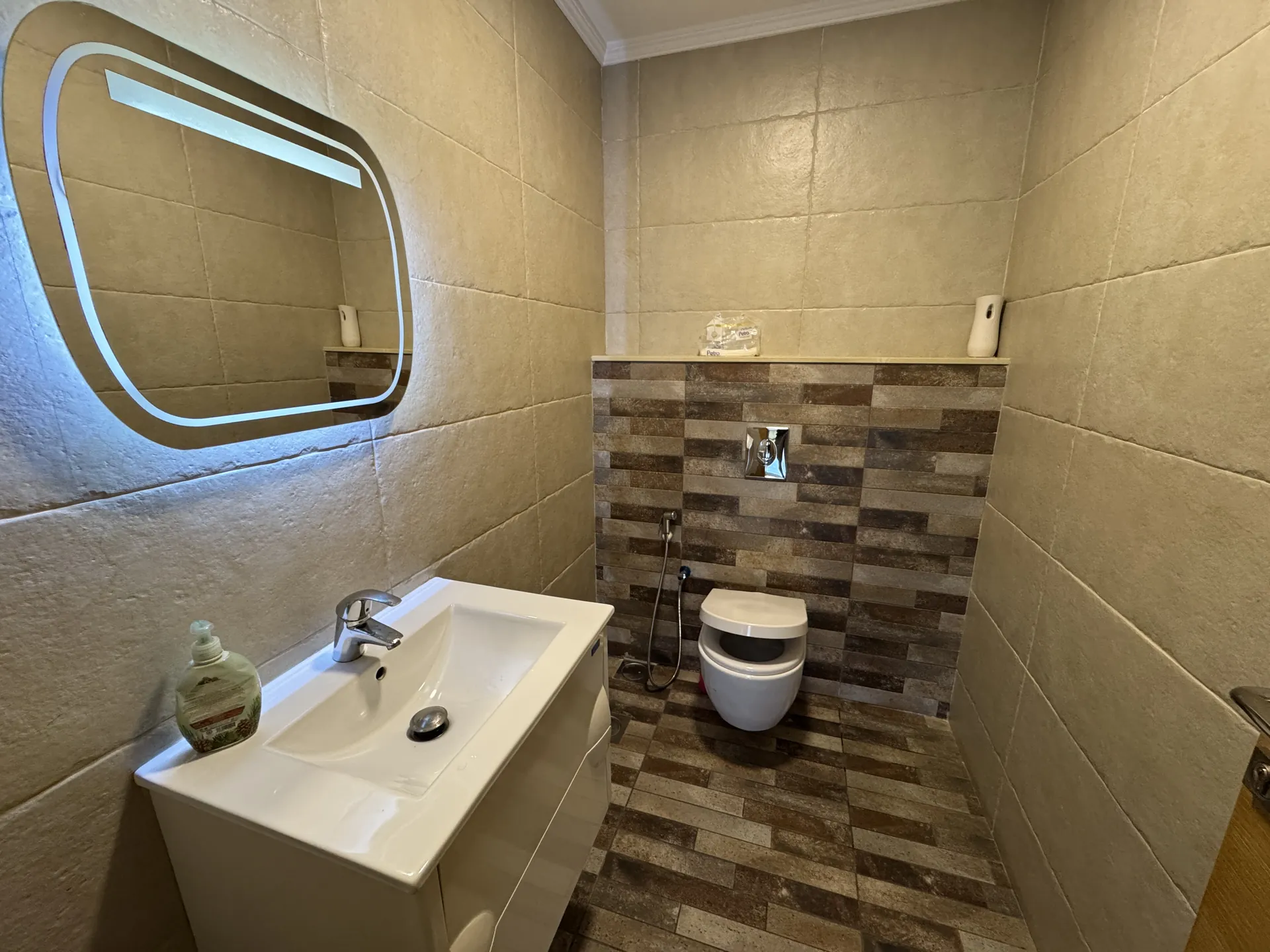 Spacious 3-Bedroom Apartment For Sale in Tayouneh, Near Hippodrome — الصورة 6