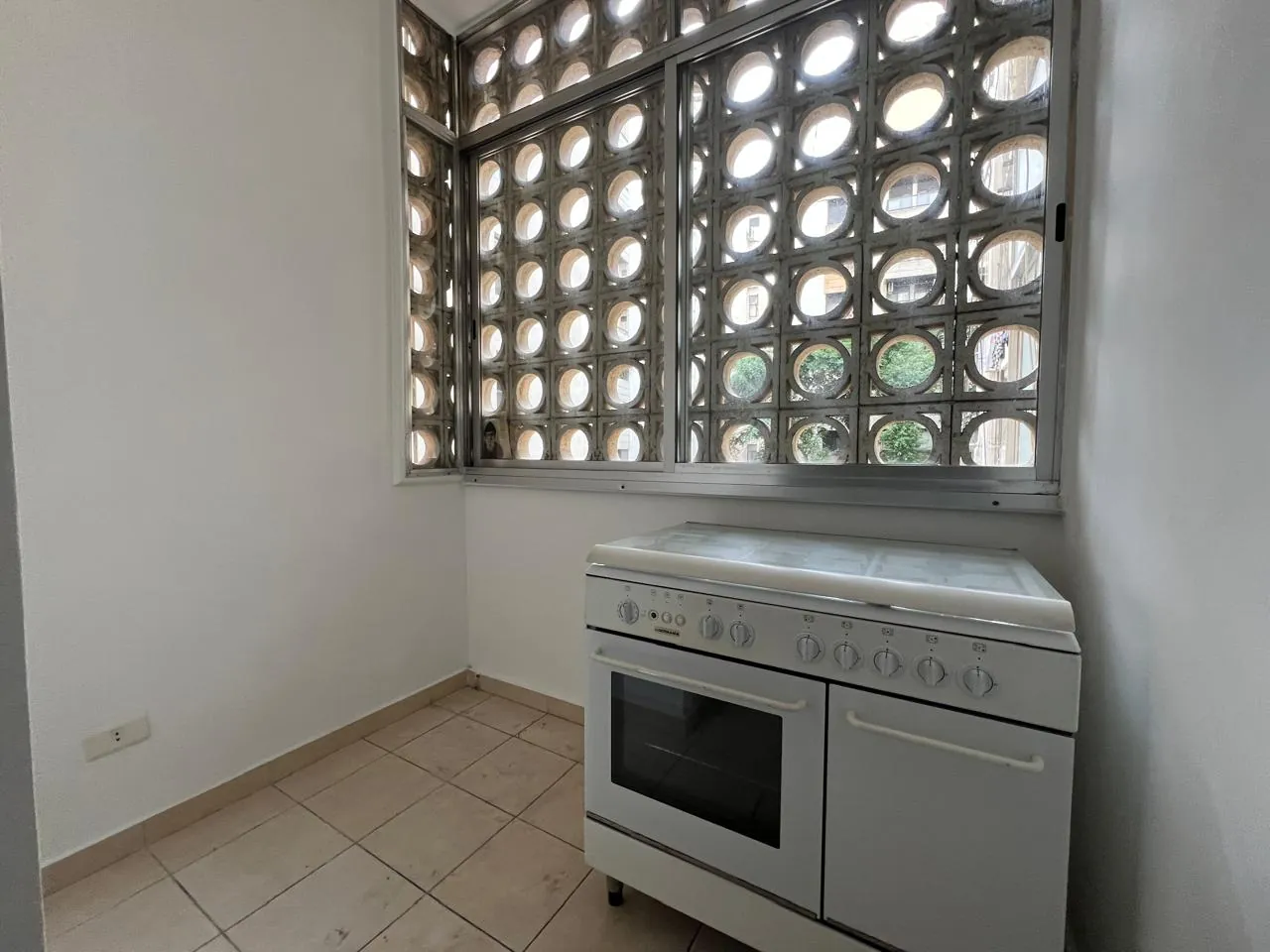 Nice 3-Bedroom Apartment For Rent in Achrafieh, Sioufi — الصورة 8