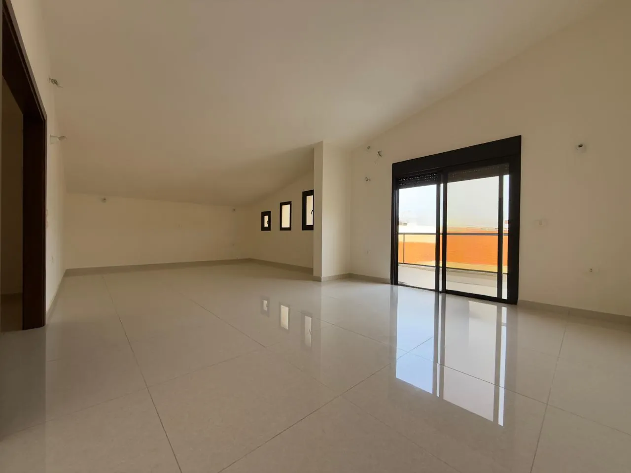 Duplex Apartment For Sale in A Brand New Building in Jbeil — الصورة 3