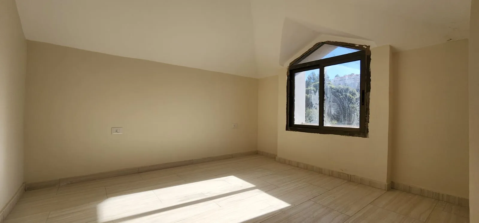 Semi-Attached Villa With Garden For Sale in Al Jamhour — الصورة 3