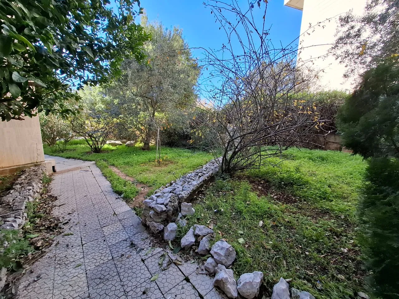 Spacious Furnished Apartment With Garden For Rent in Ballouneh — الصورة 2