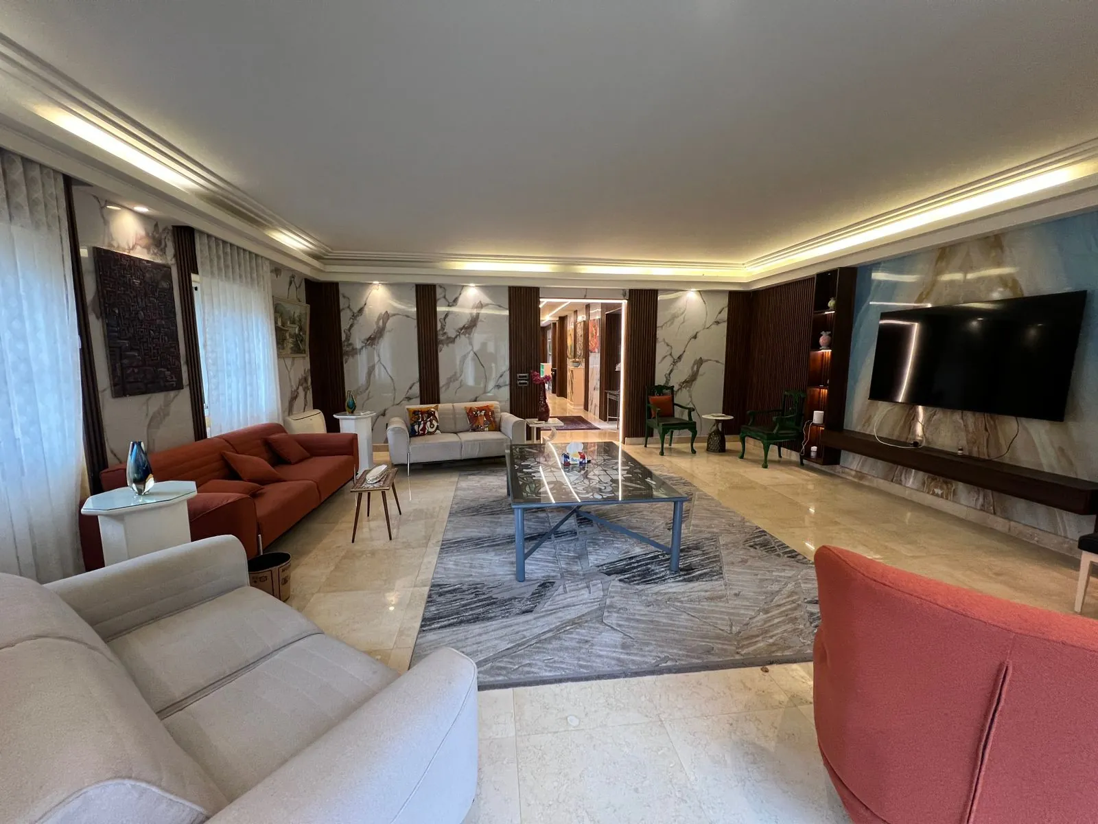 Luxurious Fully-Furnished High-End Villa For Rent in Baabda — الصورة 2