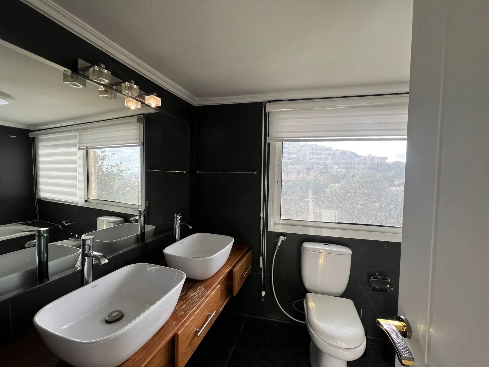 Luxurious Fully-Furnished High-End Villa For Rent in Baabda — الصورة 6